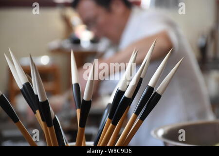 (190809) -- NANCHANG, e il Agosto 9, 2019 (Xinhua) -- foto scattata su Agosto 8, 2019 illustra il pennello di penne realizzato da Zhou Chengpeng presso la sua officina in Wengang township di Jinxian County, Cina orientale della provincia di Jiangxi. Zhou Pengcheng, un 65-anno-vecchio pennarello artigiano in Wengang Township notare come " Il capitale di pennarello in Cina", si dedica a pennarello rendendo fin dall età di 8. Come l'erede di abilità tradizionali di fabbricazione di spazzola Wengang penna, un patrimonio culturale immateriale della Cina dell'est della provincia di Jiangxi, Zhou non soltanto ereditato le tecniche tradizionali ma anche innovativi il metop Foto Stock