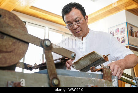 (190809) -- NANCHANG, e il Agosto 9, 2019 (Xinhua) -- pennarello artigiano Zhou Pengcheng spazzola rende penne presso la sua officina in Wengang township di Jinxian County, Cina orientale della provincia di Jiangxi, e il Agosto 8, 2019. Zhou Pengcheng, un 65-anno-vecchio pennarello artigiano in Wengang Township notare come " Il capitale di pennarello in Cina", si dedica a pennarello rendendo fin dall età di 8. Come l'erede di abilità tradizionali di fabbricazione di spazzola Wengang penna, un patrimonio culturale immateriale della Cina dell'est della provincia di Jiangxi, Zhou non soltanto ereditato le tecniche tradizionali ma anche innovativi metodi di Foto Stock