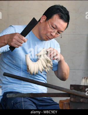 (190809) -- NANCHANG, e il Agosto 9, 2019 (Xinhua) -- pennarello artigiano Zhou Pengcheng spazzola rende penne presso la sua officina in Wengang township di Jinxian County, Cina orientale della provincia di Jiangxi, e il Agosto 8, 2019. Zhou Pengcheng, un 65-anno-vecchio pennarello artigiano in Wengang Township notare come " Il capitale di pennarello in Cina", si dedica a pennarello rendendo fin dall età di 8. Come l'erede di abilità tradizionali di fabbricazione di spazzola Wengang penna, un patrimonio culturale immateriale della Cina dell'est della provincia di Jiangxi, Zhou non soltanto ereditato le tecniche tradizionali ma anche innovativi metodi di Foto Stock