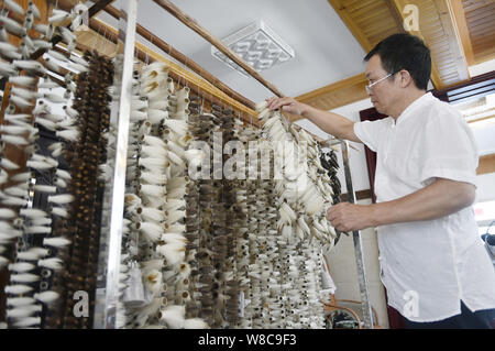 (190809) -- NANCHANG, e il Agosto 9, 2019 (Xinhua) -- pennarello artigiano Zhou Pengcheng asciuga penne spazzola presso la sua officina in Wengang township di Jinxian County, Cina orientale della provincia di Jiangxi, e il Agosto 8, 2019. Zhou Pengcheng, un 65-anno-vecchio pennarello artigiano in Wengang Township notare come " Il capitale di pennarello in Cina", si dedica a pennarello rendendo fin dall età di 8. Come l'erede di abilità tradizionali di fabbricazione di spazzola Wengang penna, un patrimonio culturale immateriale della Cina dell'est della provincia di Jiangxi, Zhou non soltanto ereditato le tecniche tradizionali ma anche innovativi metodi di Foto Stock