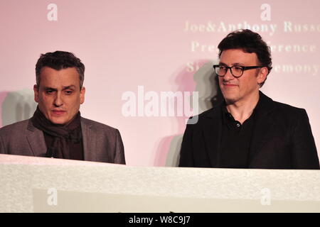 Direttori americano Joe Russo, a sinistra, e Antonio Russo, destra, partecipare alla conferenza stampa per la loro collaborazione strategica con intrattenimento uniti Pa Foto Stock