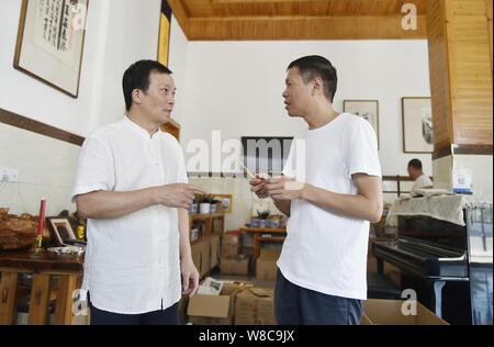 (190809) -- NANCHANG, e il Agosto 9, 2019 (Xinhua) -- pennarello artigiano Zhou Pengcheng (L) introduce tecniche di lavorazione del pennello di penne a un visitatore nel suo laboratorio di Wengang township di Jinxian County, Cina orientale della provincia di Jiangxi, e il Agosto 8, 2019. Zhou Pengcheng, un 65-anno-vecchio pennarello artigiano in Wengang Township notare come " Il capitale di pennarello in Cina", si dedica a pennarello rendendo fin dall età di 8. Come l'erede di abilità tradizionali di fabbricazione di spazzola Wengang penna, un patrimonio culturale immateriale della Cina dell'est della provincia di Jiangxi, Zhou non soltanto ereditato il tradizionale te Foto Stock