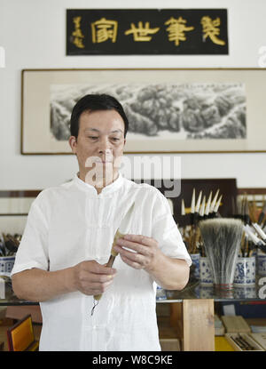 (190809) -- NANCHANG, e il Agosto 9, 2019 (Xinhua) -- pennarello artigiano Zhou Pengcheng controlla un pennarello presso la sua officina in Wengang township di Jinxian County, Cina orientale della provincia di Jiangxi, e il Agosto 8, 2019. Zhou Pengcheng, un 65-anno-vecchio pennarello artigiano in Wengang Township notare come " Il capitale di pennarello in Cina", si dedica a pennarello rendendo fin dall età di 8. Come l'erede di abilità tradizionali di fabbricazione di spazzola Wengang penna, un patrimonio culturale immateriale della Cina dell'est della provincia di Jiangxi, Zhou non soltanto ereditato le tecniche tradizionali ma anche innovativi metodi o Foto Stock