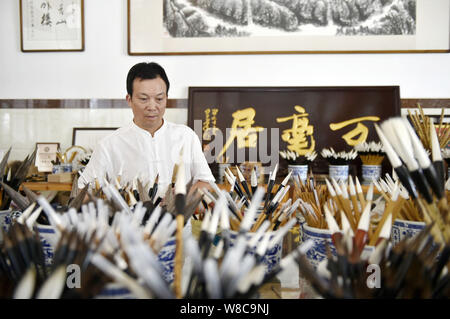 (190809) -- NANCHANG, e il Agosto 9, 2019 (Xinhua) -- pennarello artigiano Zhou Pengcheng organizza le penne spazzola presso la sua officina in Wengang township di Jinxian County, Cina orientale della provincia di Jiangxi, e il Agosto 8, 2019. Zhou Pengcheng, un 65-anno-vecchio pennarello artigiano in Wengang Township notare come " Il capitale di pennarello in Cina", si dedica a pennarello rendendo fin dall età di 8. Come l'erede di abilità tradizionali di fabbricazione di spazzola Wengang penna, un patrimonio culturale immateriale della Cina dell'est della provincia di Jiangxi, Zhou non soltanto ereditato le tecniche tradizionali ma anche innovativi metodi Foto Stock