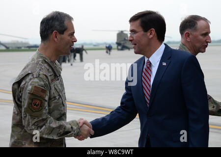 Stati Uniti Air Force Lt. Gen. Kenneth Wilsbach, 7 AF commander, saluta il Segretario della Difesa il dottor Mark T. Esper come egli arriva per la sua prima visita nella penisola a Osan Air Base, Repubblica di Corea, e il Agosto 8, 2019. Durante la sua visita alla penisola, Esper si è incontrato con Stati Uniti e ROK alleanza mentre le forze di saperne di più sulle varie missioni di Stati Uniti Le forze della Corea del Sud. (U.S. Air Force foto di Tech. Sgt. Matt Davis) Foto Stock