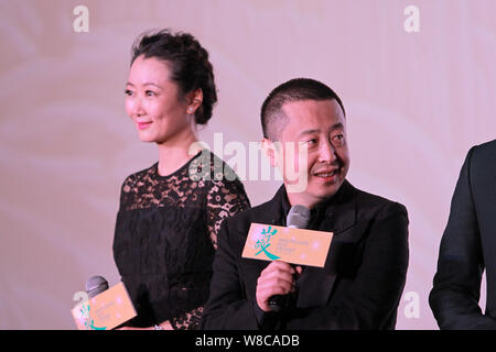 Regista cinese Jia Zhangke, destra e sua moglie attrice Zhao Tao frequentare la premiere per il loro film 'Mountains possono discostarsi a Pechino in Cina, 25 Oc Foto Stock