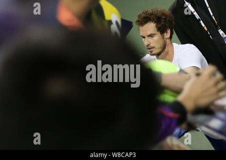 Andy Murray della Gran Bretagna firma autografi per i fan durante una sessione di formazione per il 2015 Shanghai Rolex Masters torneo di tennis a Shanghai in Cina, 1 Foto Stock