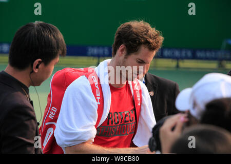 Andy Murray della Gran Bretagna, Centro, segni autografi durante una sessione di formazione per il 2015 Shanghai Rolex Masters torneo di tennis a Shanghai in Cina, 1 Foto Stock