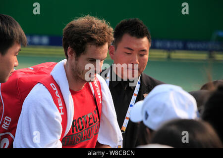 Andy Murray della Gran Bretagna, Centro, segni autografi durante una sessione di formazione per il 2015 Shanghai Rolex Masters torneo di tennis a Shanghai in Cina, 1 Foto Stock