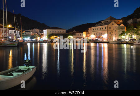 Notte cityscape di piccole città dalmata Pučišća sull isola di Brač, fotografie con lunghi tempi di esposizione Foto Stock