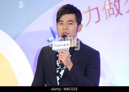 Cantante Taiwanese Jay Chou parla durante un evento di beneficenza detenute da Fubon fondazione benefica in Taipei, Taiwan, 9 giugno 2015. Foto Stock