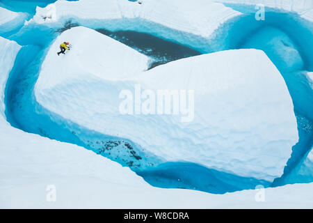 Un grande lago blu sul ghiacciaio Matanuska in Alaska si riempie in molti stretti canyon tagliato dal ghiaccio da acqua l'estate precedente. Durante l'inverno, il drai Foto Stock