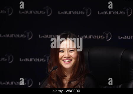 Cinese in gravidanza la stella del tennis Li Na parla dopo aver vinto il Laureus premio speciale alla carriera durante il 2015 Laureus World Sports Awards Ceremony in Foto Stock