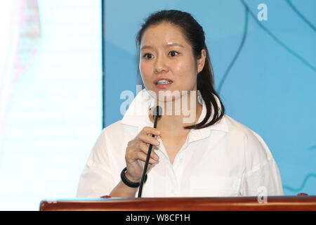 Cinese ritirato la stella del tennis Li Na parla durante un evento di beneficenza per le donne in stato di gravidanza a Pechino in Cina, 26 marzo 2015. Foto Stock