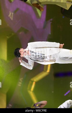 Il cantante di Singapore JJ Lin esegue durante il suo concerto a Taipei, Taiwan, 14 febbraio 2015. Foto Stock