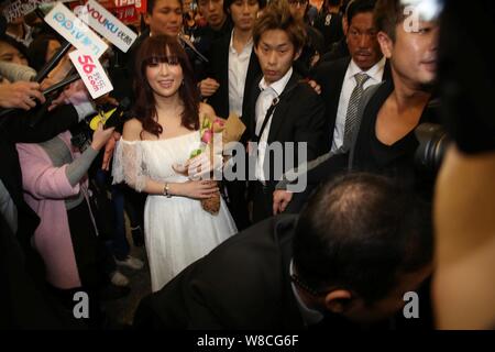 Cantante giapponese Ayumi Hamasaki, sinistra, è circondato dai giornalisti a Taipei Aeroporto Songshan dopo essere arrivati in Taipei, Taiwan, 14 febbraio 2015. Foto Stock