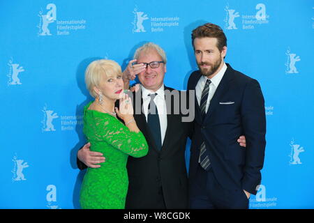 (Da sinistra) Inglese attrice Helen Mirren, direttore Simon Curtis e attore canadese Ryan Reynolds pongono a photocall per il loro nuovo film "Donna in gol Foto Stock