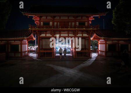 Kyoto, Giappone - Aprile 2, 2019: Coppia giovane entra nella porta del santuario Yasaka di notte Foto Stock