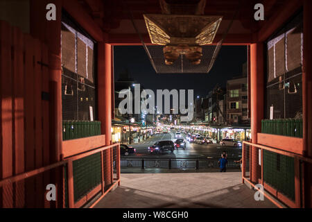 Kyoto, Giappone - Aprile 2, 2019: vista attraverso temple gate sul traffico di luce si sposta sulla strada principale di collegamento e Gion Kawaramachi Foto Stock