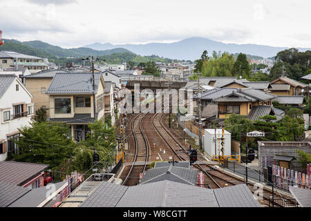 Kyoto, Giappone - 6 Agosto 2019: vista dei binari del treno attraverso la zona tranquilla accanto alla stazione di Arashiyama Foto Stock