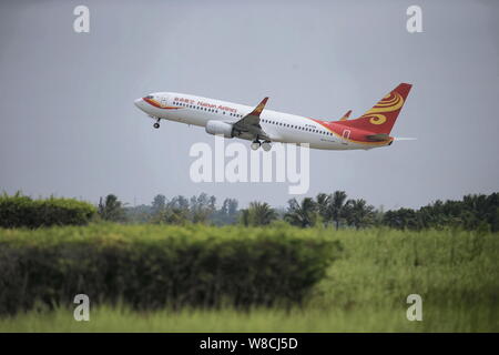 --FILE--un piano di Hainan Airlines decolla a Meilan di Haikou International Airport nel centro della città di Haikou, sud Chinas Hainan provincia, 12 giugno 2014. Foto Stock