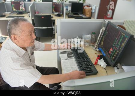 Il 97-anno-vecchio magazzino cinese investor Shi Kunsen guarda al prezzo di CNNC (China National Nuclear Corporation) azioni a uno stock brokerage house di Han Foto Stock