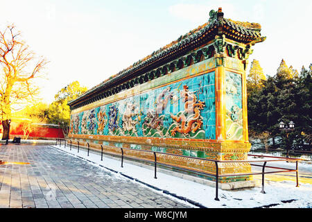 Vista della parete Nine-Dragon nel Parco Beihai o mare del Nord Il Parco in inverno a Pechino in Cina, 8 febbraio 2014. Foto Stock