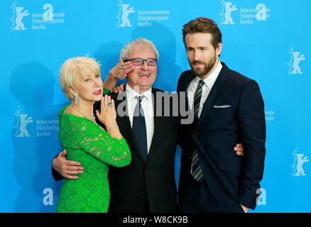 (Da sinistra) Inglese attrice Helen Mirren, direttore Simon Curtis e attore canadese Ryan Reynolds pongono a photocall per il loro nuovo film "Donna in gol Foto Stock