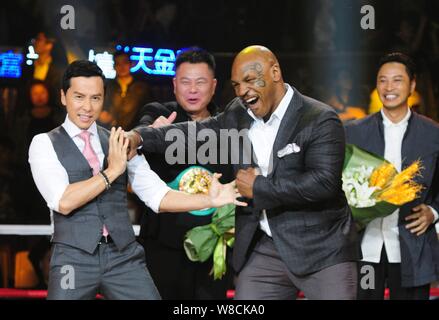 Hong Kong attore Donnie Yen, sinistra, interagisce con pensionati American boxer Mike Tyson durante una conferenza stampa per il loro film "IP Man 3' di Shanghai, C Foto Stock