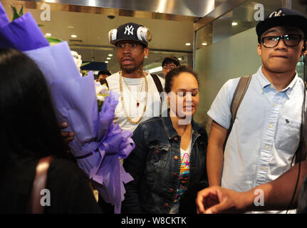 Pensione stella NBA Allen Iverson esce dal terminale dopo lo sbarco a Hefei Xinqiao Aeroporto Internazionale della città di Hefei, Cina orientale della provincia di Anhui, 28 Foto Stock