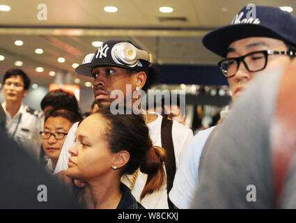 Pensione stella NBA Allen Iverson esce dal terminale dopo lo sbarco a Hefei Xinqiao Aeroporto Internazionale della città di Hefei, Cina orientale della provincia di Anhui, 28 Foto Stock