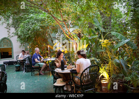 Visitatori pasti presso Le Jardin nel cortile, Marrakech - Morooco Foto Stock