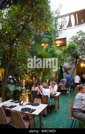 Visitatori pasti presso Le Jardin nel cortile, Marrakech - Morooco Foto Stock