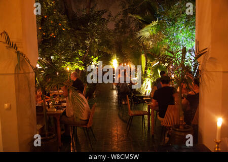 Visitatori pasti presso Le Jardin nel cortile, Marrakech - Morooco Foto Stock