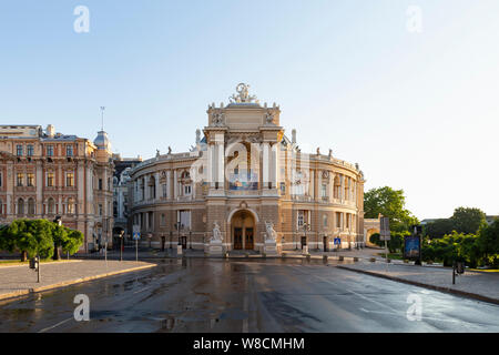 Ucraina Odessa, Lanzheronivska street, 13 giugno 2019. Vista frontale del teatro dell'opera e del balletto di prima mattina durante una giornata di sole. Foto Stock