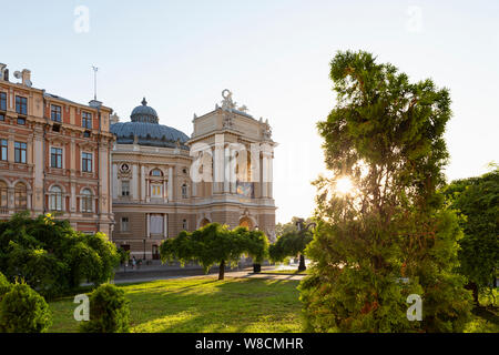 Ucraina Odessa, Lanzheronivska street, 13 giugno 2019. Vista laterale del teatro dell'opera e del balletto di prima mattina durante una giornata di sole. Foto Stock