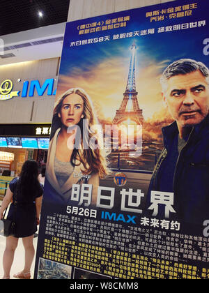 --FILE--una passeggiate moviegoer passato un poster per il filmato "Tomorrowland' in un cinema della città Yichang, centrale cinese della provincia di Hubei, 22 maggio 2015. C Foto Stock