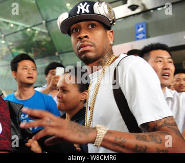 Pensione stella NBA Allen Iverson esce dal terminale dopo lo sbarco a Hefei Xinqiao Aeroporto Internazionale della città di Hefei, Cina orientale della provincia di Anhui, 28 Foto Stock