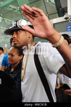 Pensione stella NBA Allen Iverson esce dal terminale dopo lo sbarco a Hefei Xinqiao Aeroporto Internazionale della città di Hefei, Cina orientale della provincia di Anhui, 28 Foto Stock