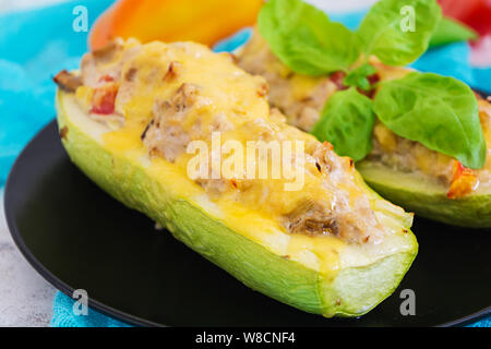 Zucchine ripiene con pollo e verdure Foto Stock