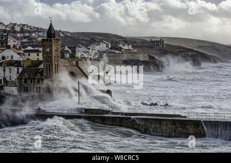 Porthleven Harbour, Porthleven Clock Tower con grandi onde, tempeste invernali Cornovaglia Foto Stock