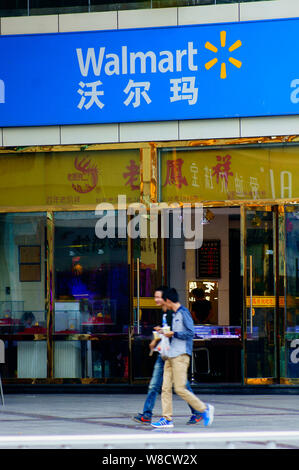 --FILE--pedoni a piedi passato un supermercato Walmart a Yichang city, centrale cinese della provincia di Hubei, 16 ottobre 2015. Wal-Mart Stores Inc importare o Foto Stock