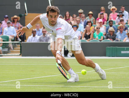 Argentina di giocatore di tennis Guido Pella giocando scritto girato durante il 2019 campionati di Wimbledon, London, England, Regno Unito Foto Stock