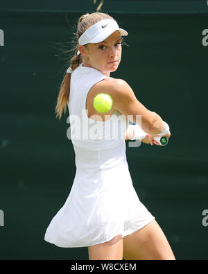 British giocatore di tennis Katie Swana giocando scritto girato durante il 2019 campionati di Wimbledon, London, England, Regno Unito Foto Stock