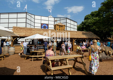 Le persone che visitano il bar Rose Theatre di Shakespeare e le bancarelle alimentari del villaggio York in estate North Yorkshire Inghilterra Regno Unito GB Gran Bretagna Foto Stock
