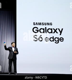 Parco Jaesoon, CEO di Samsung Grande Cina, parla a un evento di lancio per Samsung Galaxy S6 ed S6 gli smartphone di bordo a Pechino in Cina, 31 marzo 2015. Foto Stock