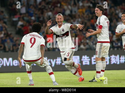 Philippe Mexes di AC Milano, centro celebra con i membri del team dopo un goal contro Inter e Milan in una partita di calcio durante il 2015 Internatio Foto Stock