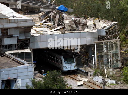 Un treno è visto alla luce di un rail station devastata da onda d'urto dal massiccio di blasti in Binhai Nuova Area di Tianjin, Cina, 16 agosto 2015. Chine Foto Stock