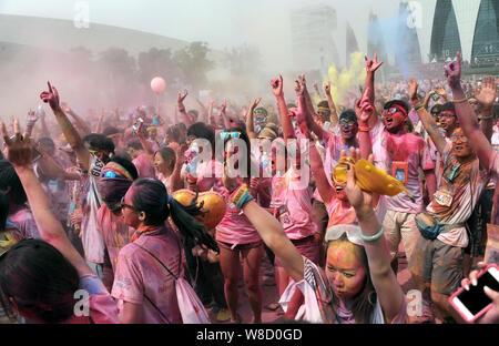 --FILE--i partecipanti festeggiano dopo la finitura del cinque-chilometro colour run caso in Cina a Shanghai, 27 settembre 2014. La Shanghai Oriental Sport Foto Stock