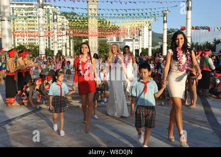 Miss Mondo concorrenti di partecipare ad una cerimonia di benvenuto per la Miss Mondo Final 2015 nella città di Sanya, Cina del sud della provincia di Hainan, 23 novembre 2015. Foto Stock